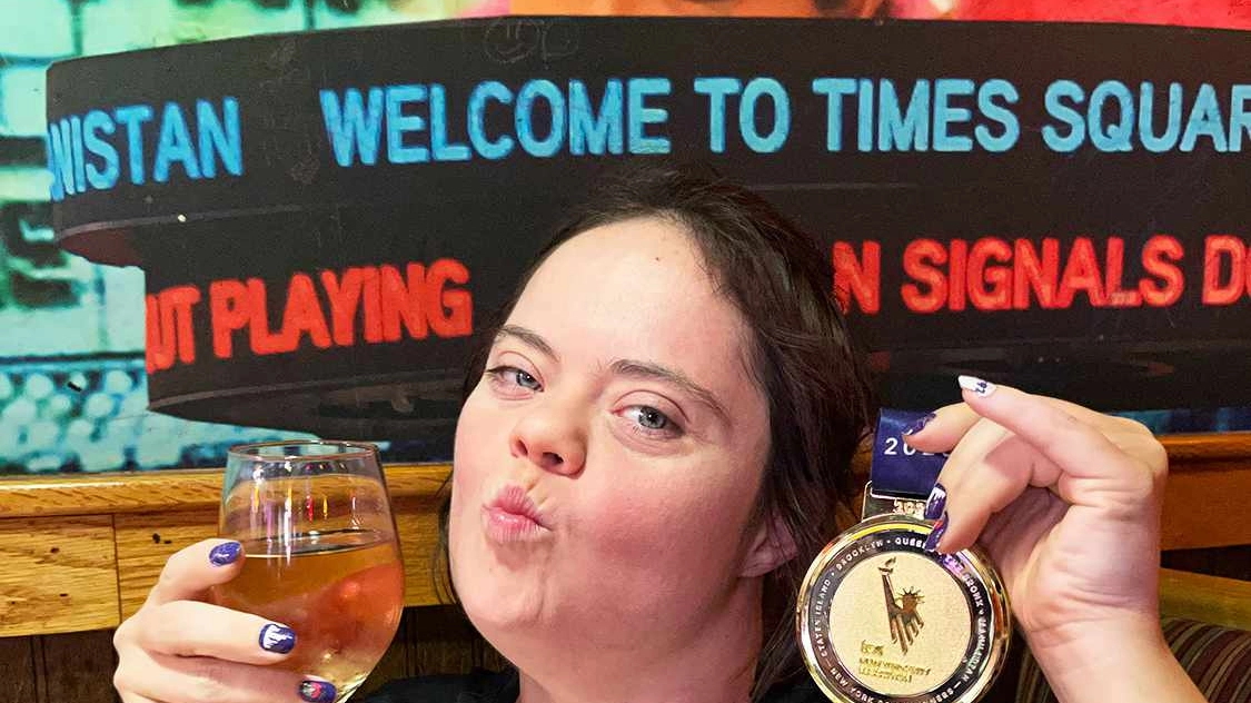 Kayleigh Williamson mentre festeggia il suo record: è la prima donna con Sindrome di Down a completare la maratona di New York (Instagram)