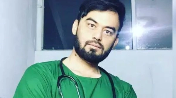 Mohammad Naderi, medico, attivista e direttore del Pronto Soccorso di uno degli ospedali di Kabul