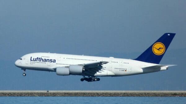 Lufthansa,_Airbus_A380-800,_D-AIMK