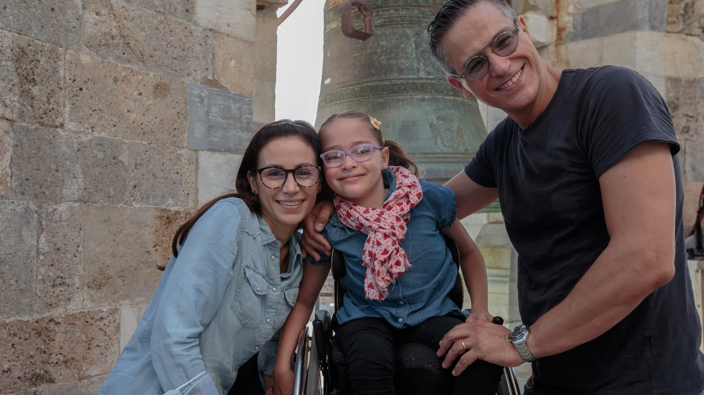 Bambina disabile margherita sale sulla torre di pisa