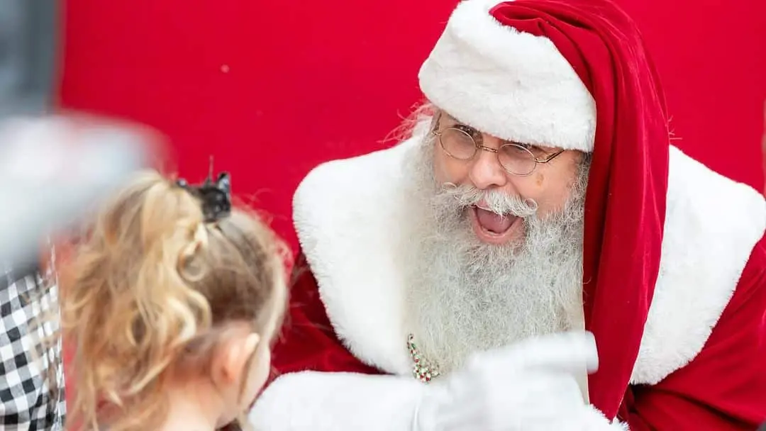 Babbo Natale sordo gira il Paese per incontrare i bambini che non sentono