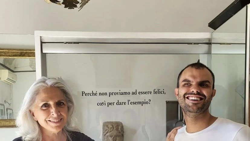 Paola Severini insieme a Daniele Cassioli con la scritta: "Perché non proviamo ad essere felici, così per dare l'esempio?"