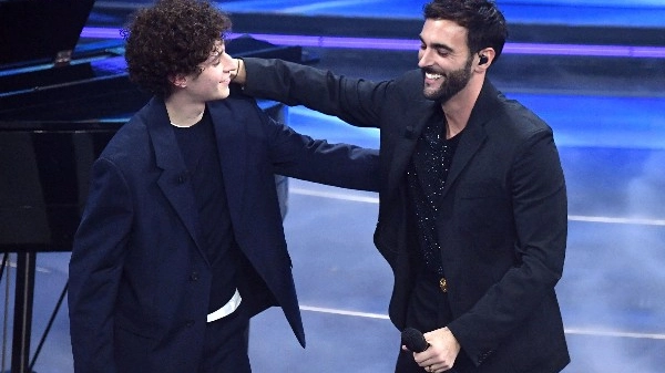 Marco Mengon (a destra) e Filippo Scotti sul palco di Sanremo 2022