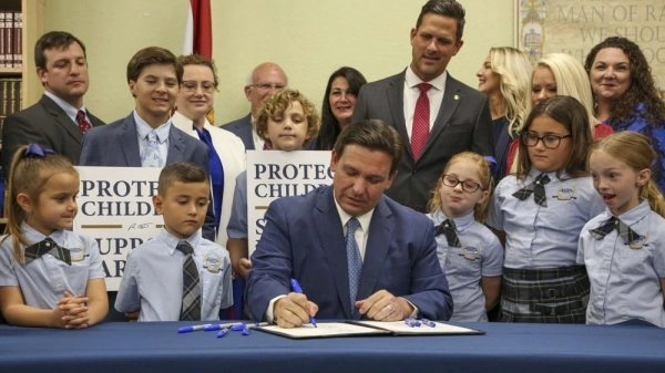 Florida, Ron DeSantis firma la legge