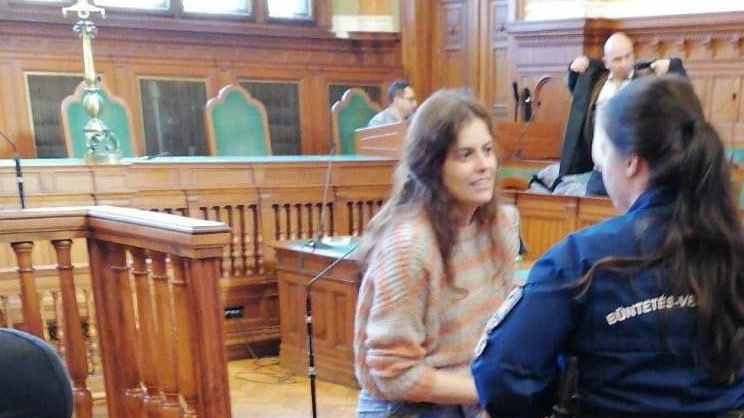 L'entrata in aula di Ilaria Salis per la prima udienza del processo (Ansa)