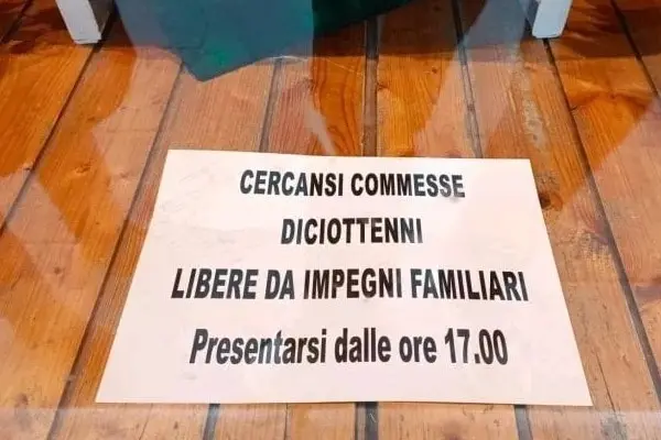 Asiago, ecco perché il cartello “Cercansi commesse diciottenni” riassume decenni di discriminazioni (e stereotipi)