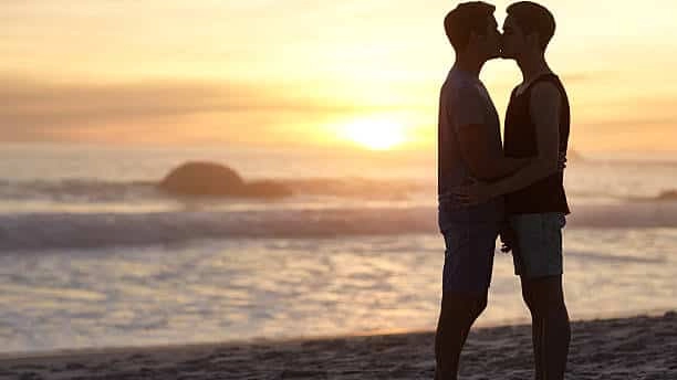 bacio coppia gay spiaggia