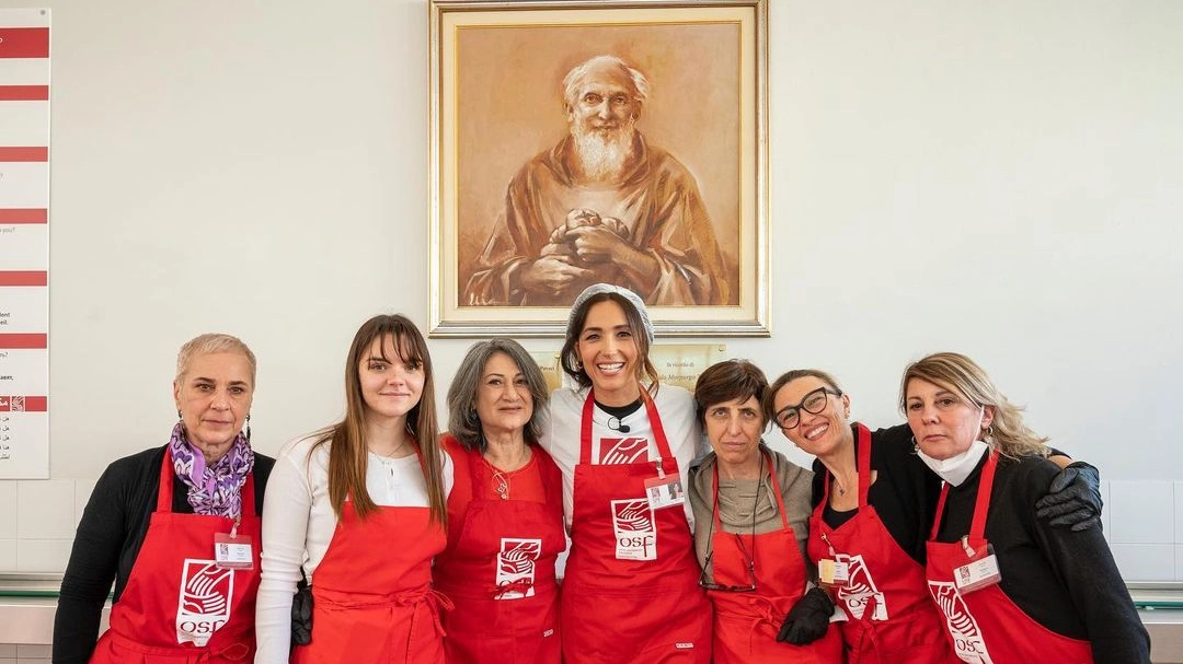 Caterina Balivo con i volontari di Opera San Francesco di Milano (Instagram)