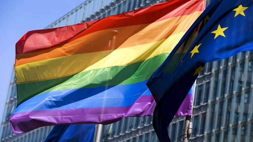 Stop ai figli per le coppie gay: l'Europarlamento condanna il governo Meloni