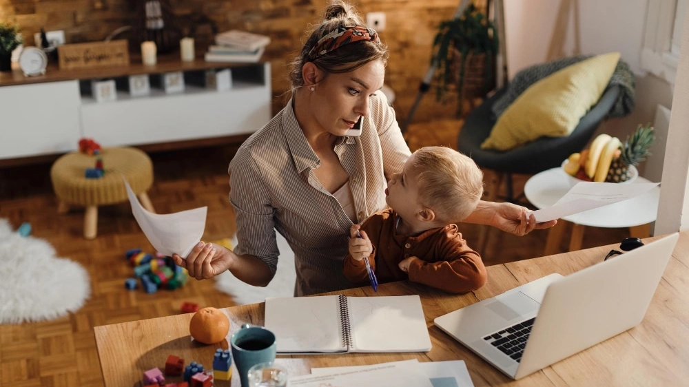 Nel 2022 convalidate oltre 60mila dimissioni, il 73% delle quali sono femminili. La difficile ricerca di equilibrio tra essere donna lavoratrice e mamma