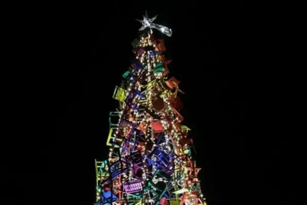 L'albero di Natale arcobaleno: 241 sedie di tutti i colori simbolo delle diversità umane