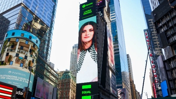 Laura Pausini Times Square EQUAL