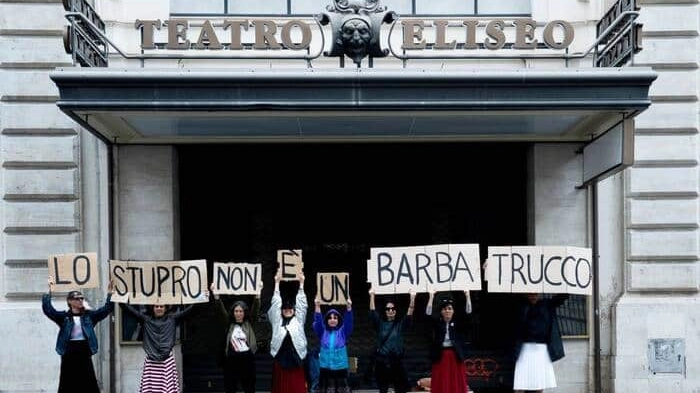 La protesta davanti al Teatro Eliseo di Roma contro le parole choc di Barbareschi (Ansa)