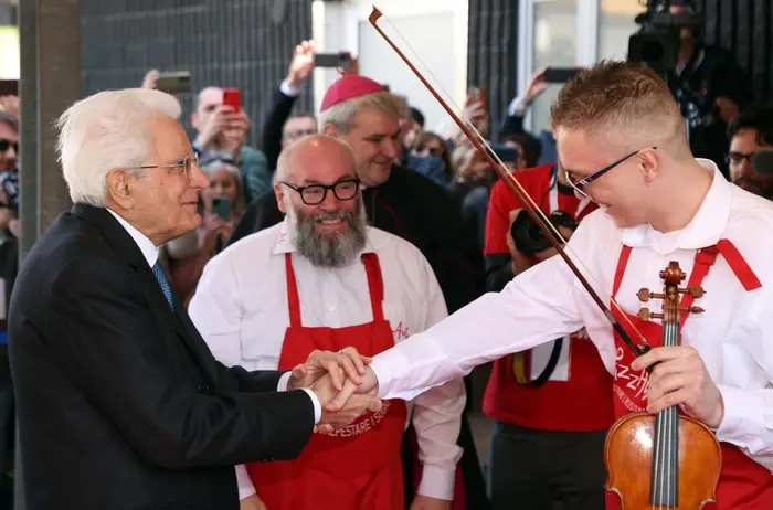 Mattarella inaugura PizzAut a Monza. "Presidente uno di noi"