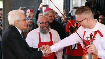 Mattarella inaugura PizzAut a Monza. "Presidente uno di noi"