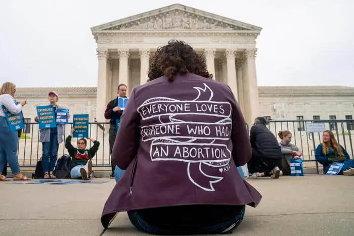 Aborto, 50 anni di Roe v. Wade: la sentenza ribaltata e le nuove sfide per le donne americane