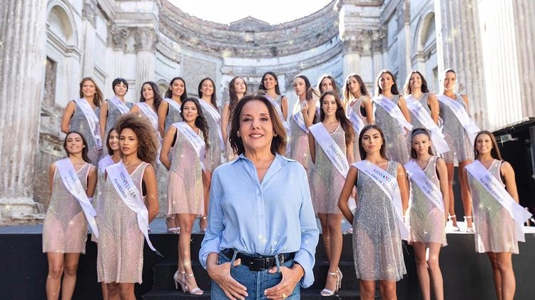 Le finaliste di Miss Italia 2022 insieme a Patrizia Mirigliani (Instagram)