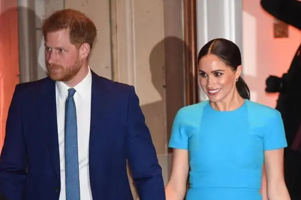 Harry e Meghan in fuga dai paparazzi. Sfiorato l'incidente catastrofico