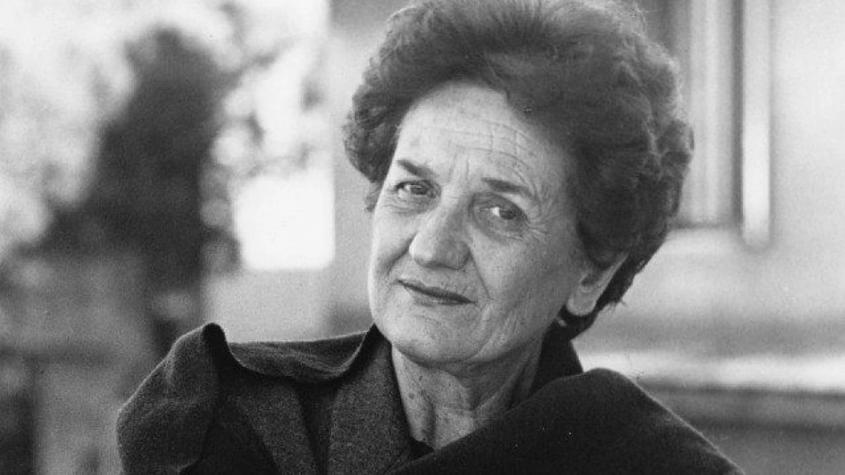 Elena Gianini Belotti era nata a Roma il 2 dicembre 1929 da genitori di origine bergamasca, ha lavorato a lungo nel campo dell’assistenza all’infanzia.