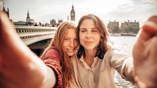 lesbian couple take a selfie in london