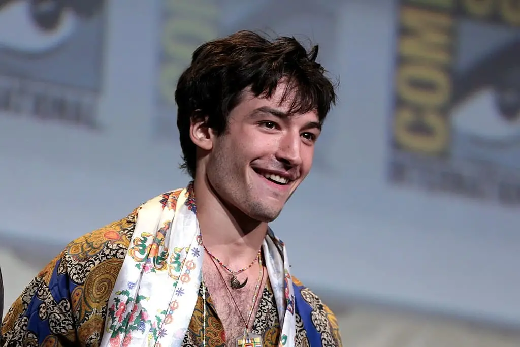 Ezra Miller inizia la terapia per risolvere "complessi problemi di salute mentale"