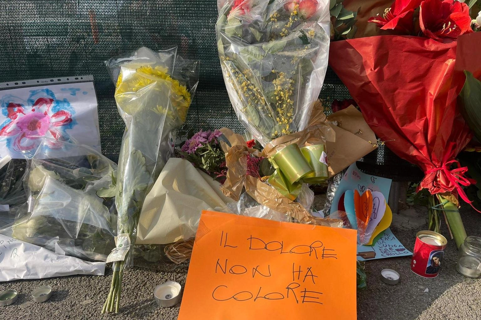 Fiori e cartelli nel luogo del crollo a Firenze