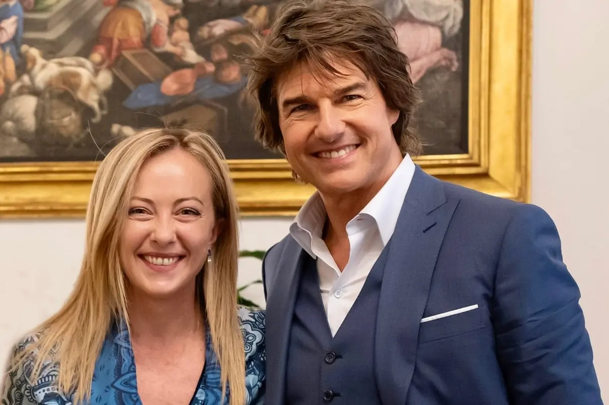 Giorgia Meloni sorridente con Tom Cruise, mission possible. E il web si infiamma