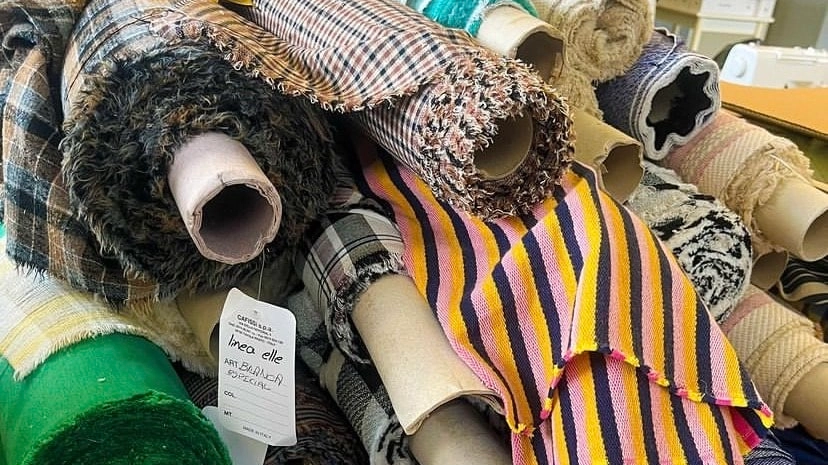 Le coperte salvavita realizzate dagli scarti di tessuto dalla startup Fody (Instagram)