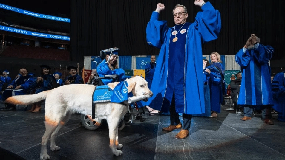 Il cane Justin riceve la laurea insieme alla studentessa disabile (Foto: Seton Hall University)