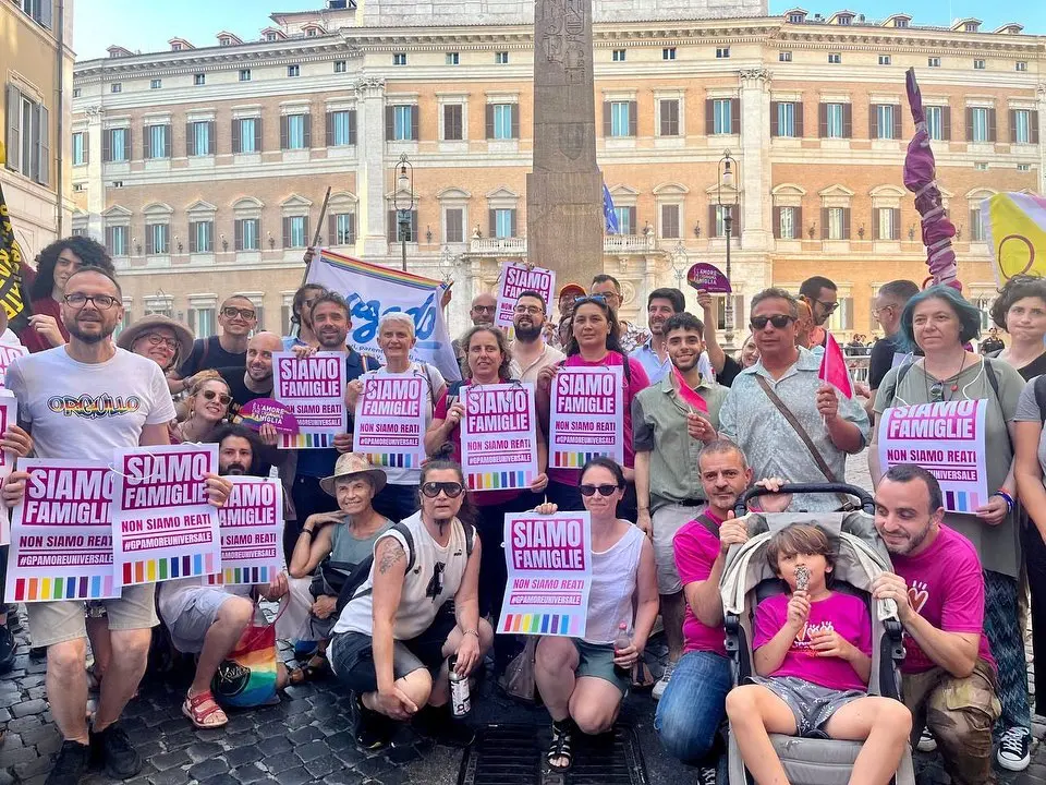 Maternità surrogata, sì dell'Aula al reato universale. E in piazza attacco omofobo