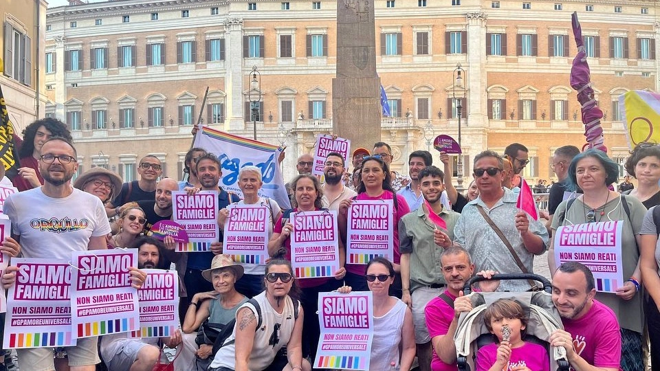 Le famiglie arcobaleno in piazza protestano contro la proposta di legge Varchi sulla maternità surrogata reato universale. Ma la Camera approva