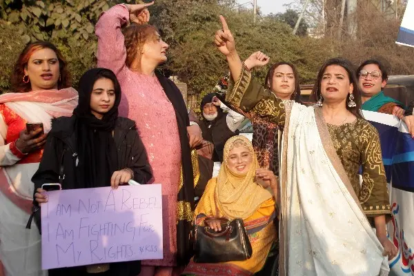 Manifestazione contro i diritti negati: scende in piazza la comunità transgender in Pakistan