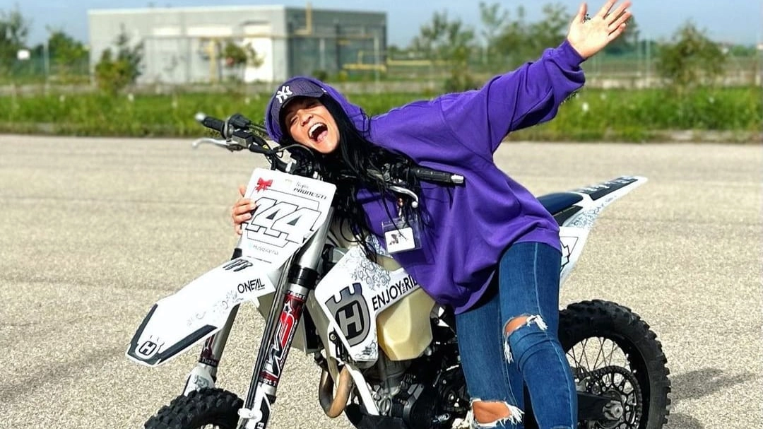 Sofia Pronesti, prima stuntwoman italiana con la sua moto da cross