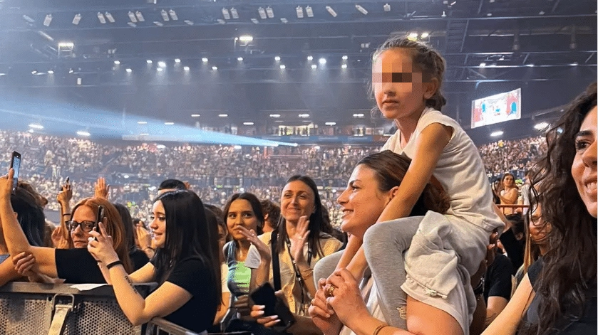 Emma tiene sulle spalle una bimba al concerto