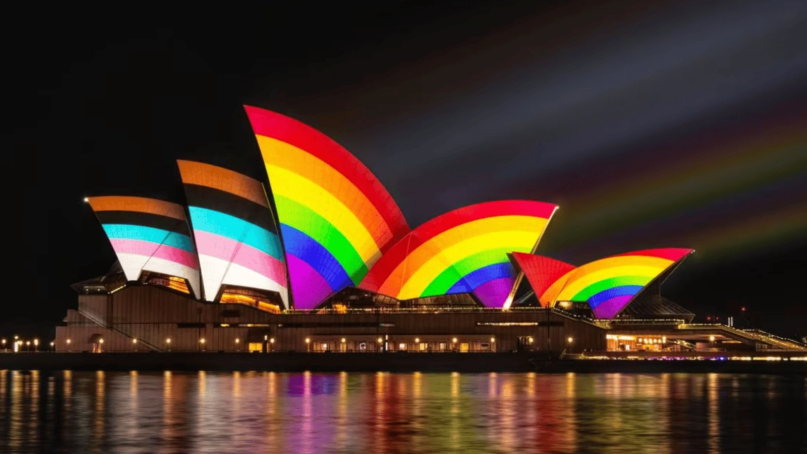 Le vele della Sydney Opera House con i colori della bandiera del Progress Pride