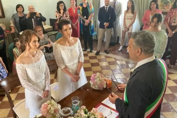 Montoro, celebrata la prima unione civile. A che punto siamo sui matrimoni egualitari?