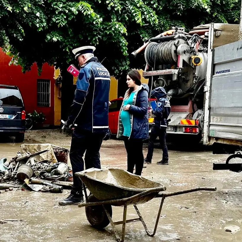 Alluvione Emilia Romagna, la sindaca incinta tra la sua gente