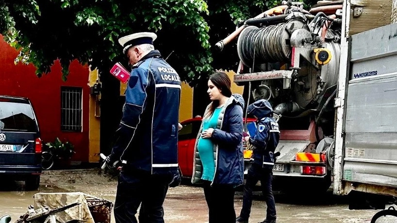 Isabella Conti, sindaca di San Lazzaro, con la panciona in visita al Farneto, uno dei punti più colpiti dall'alluvione (Instagram)