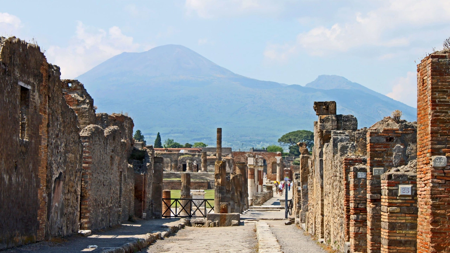 Pompei: il Vesuvio da via delle Scuole