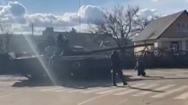 Ucraina, uomo si lancia sopra il carro armato russo