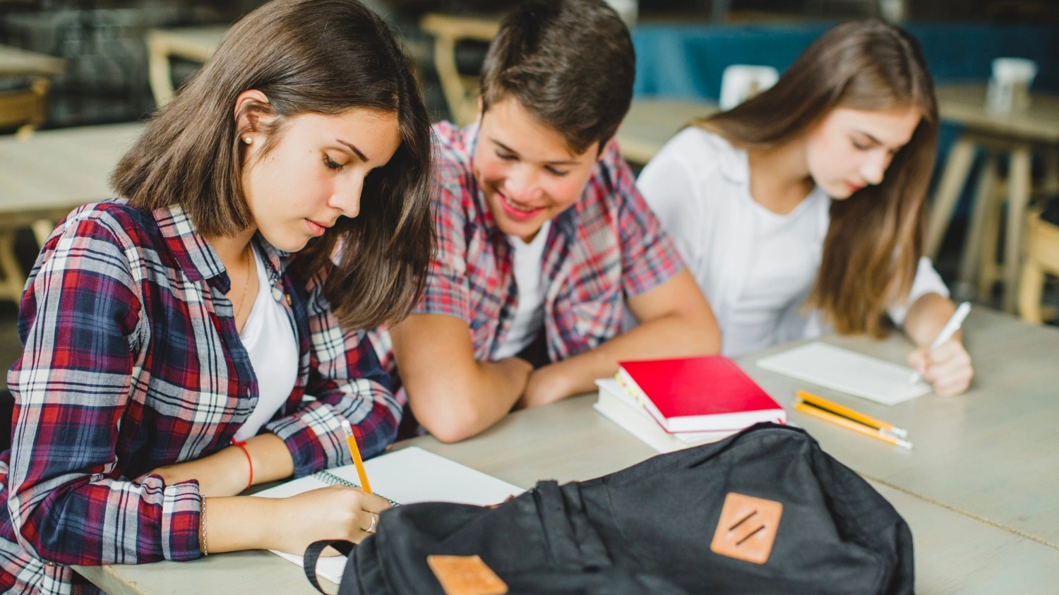 uomo-allegro-con-le-ragazze-in-sala-di-classe