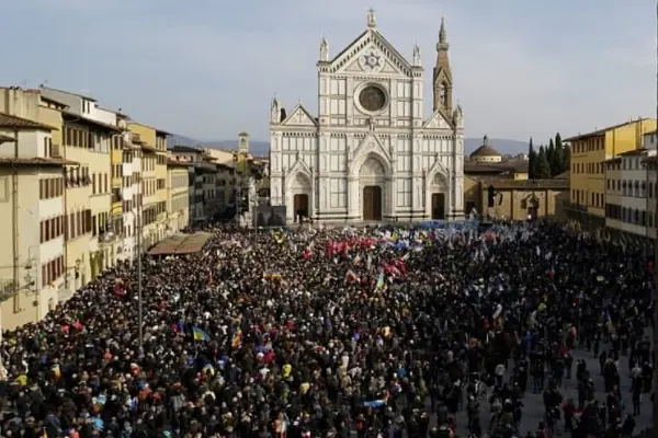 Manifestazione a Firenze per l'Ucraina, Zelensky: "Uccisi 79 bambini. È una guerra contro i valori dell'Occidente"