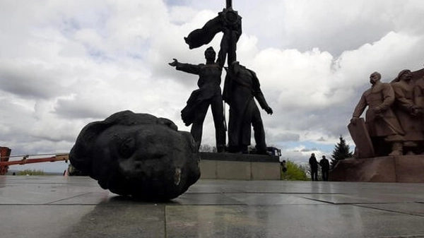 A Kiev demolita la statua dell'amicizia tra Ucraina e Russia (Foto Ansa)