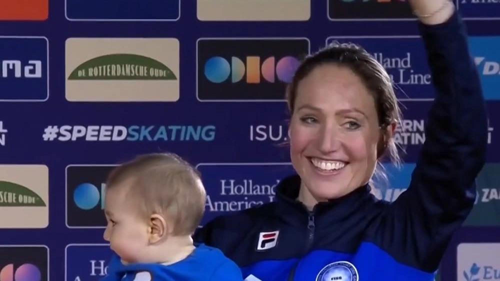 La 32enne ha conquistato il bronzo agli Europei di pattinaggio di velocità a Heerenven (Paesi Bassi), al rientro in gara dopo la pausa maternità. Gli altri casi di atlete-mamme vincenti