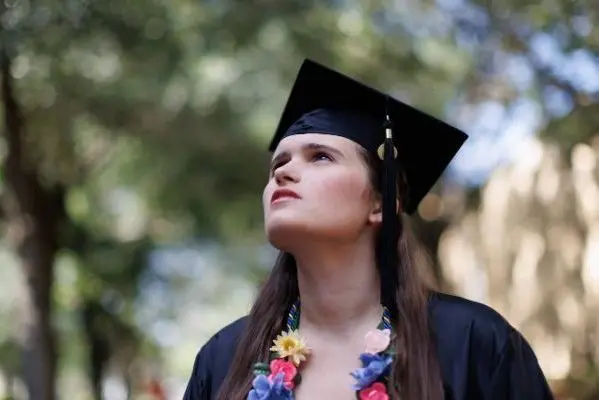 Una studentessa con autismo non verbale pronuncia il discorso alla cerimonia di laurea