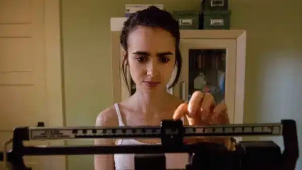 Una scena di "Fino all’osso", il film sui disturbi alimentari, interpretato da Lily Collins