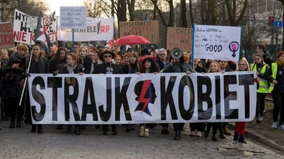 A Varsavia e in altre città polacche, nei giorni scorsi, si sono svolte manifestazione per legalizzare l’aborto (Instagram)