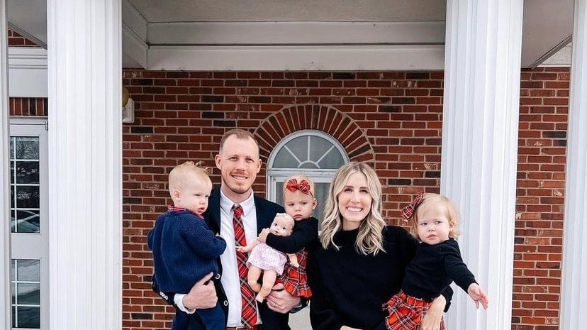 Shelby e Chase Stewart insieme ai loro 4 figli (Instagram)