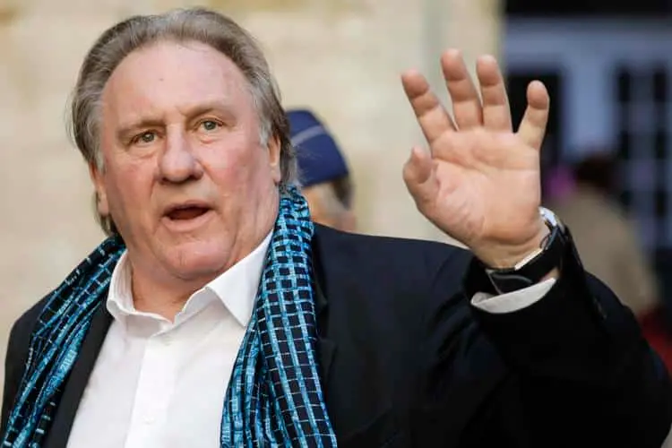 Caso Depardieu, MeToo contro Macron: "Orgoglio di Francia? Così avalla la cultura dello stupro"