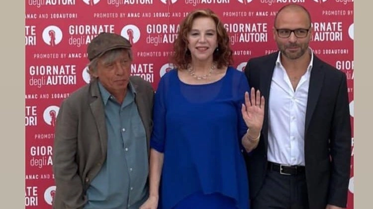 Stefania Sandrelli a Venezia 79 insieme a Paolo Rossi (a sinistra) e Corrado Ceron (destra)